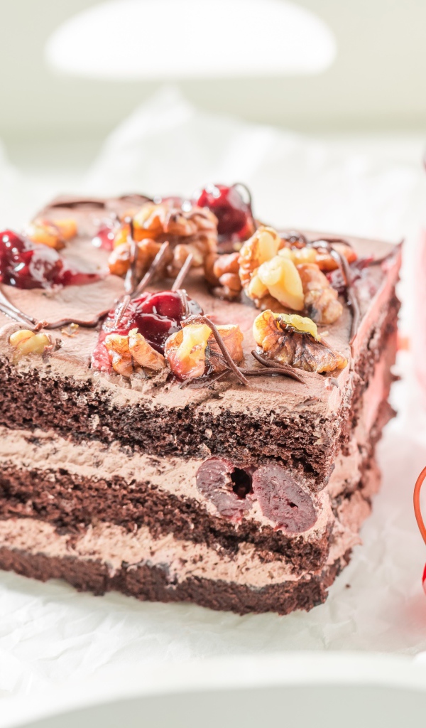 Кусок торта с консервированной вишней