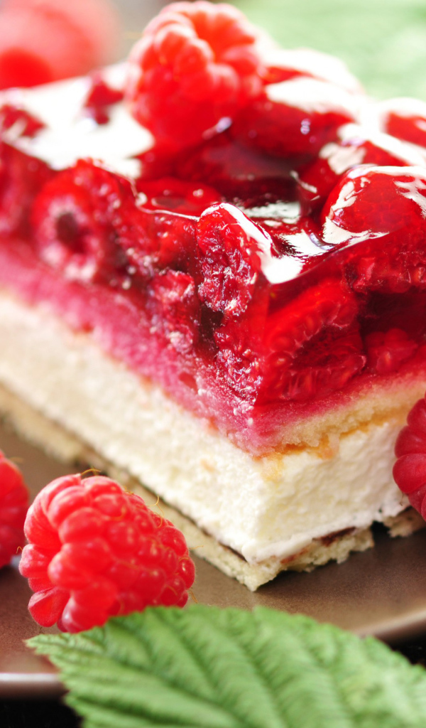 Кусок чизкейка с ягодами малины 