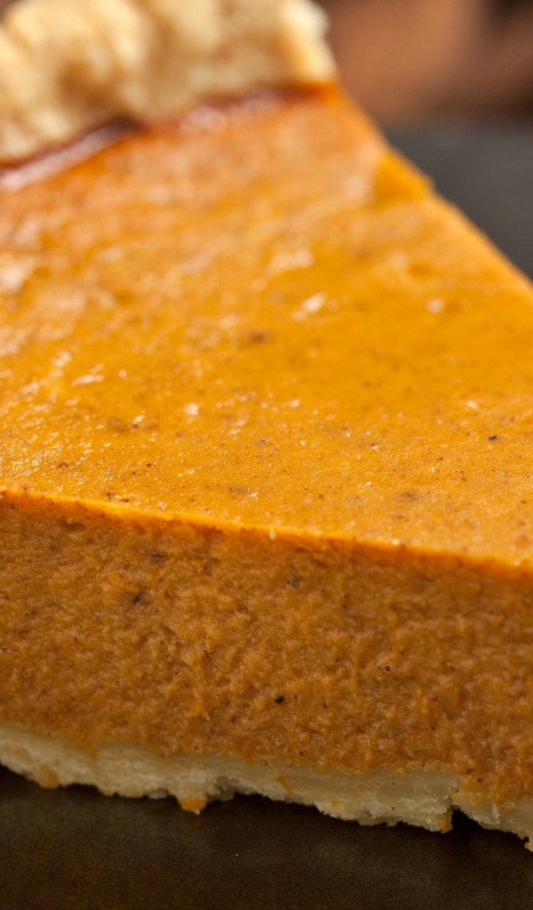 Кусок аппетитного тыквенного пирога на столе