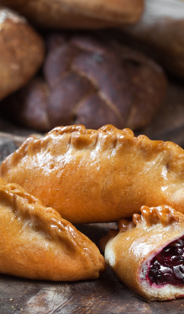 Аппетитные булочки с вишней