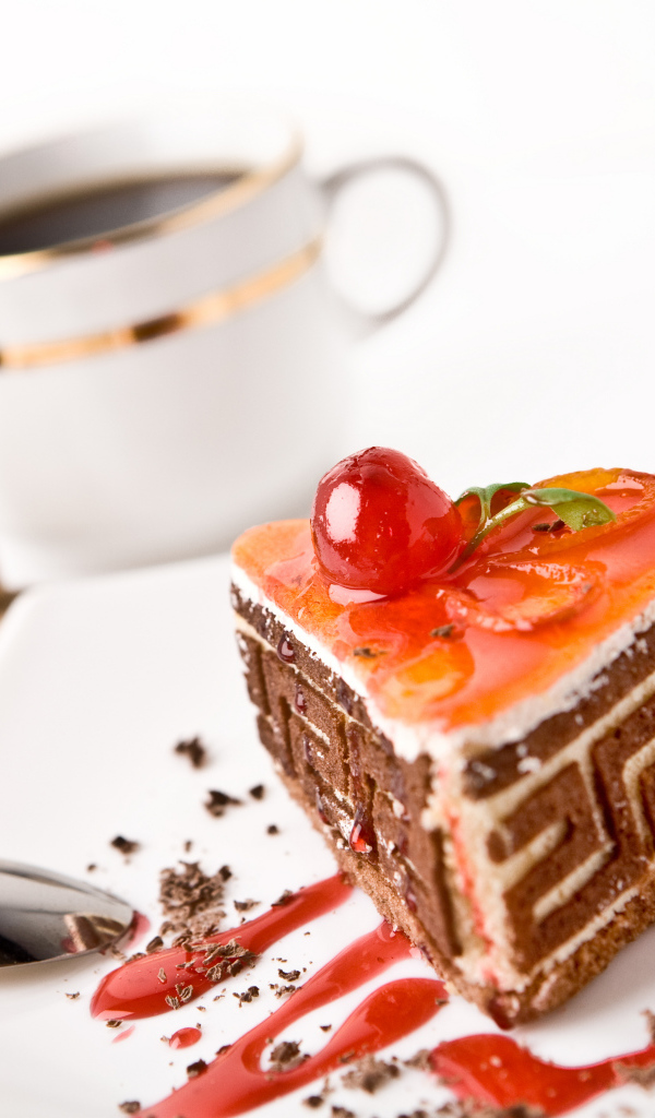 Аппетитное пирожное на столе с чашкой кофе и сахаром