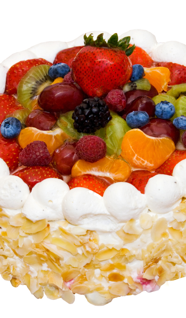 Аппетитный торт с ягодами на белом фоне