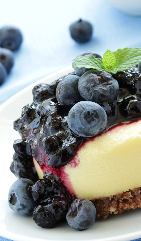 Аппетитное пирожное с джемом и ягодами черники