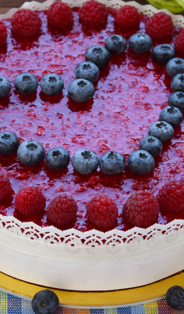 Аппетитный торт с ягодами малины и черники