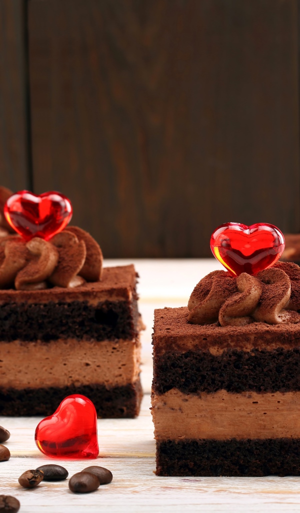 Аппетитные шоколадные пирожные с красными сердечками