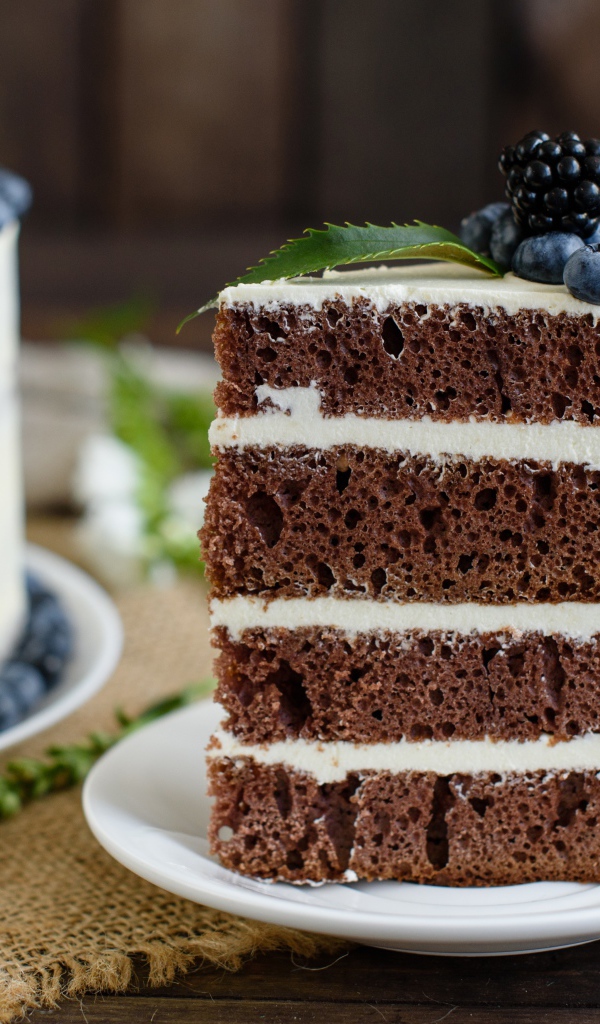 Аппетитный кофейный торт с кремом и ягодами черники и ежевики