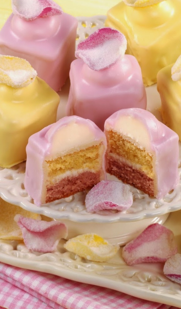 Аппетитное печенье в глазури на столе 