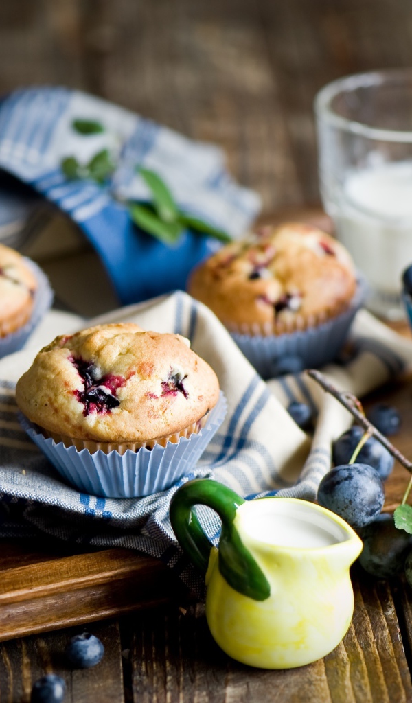 Аппетитные кексы на столе с ягодами терна