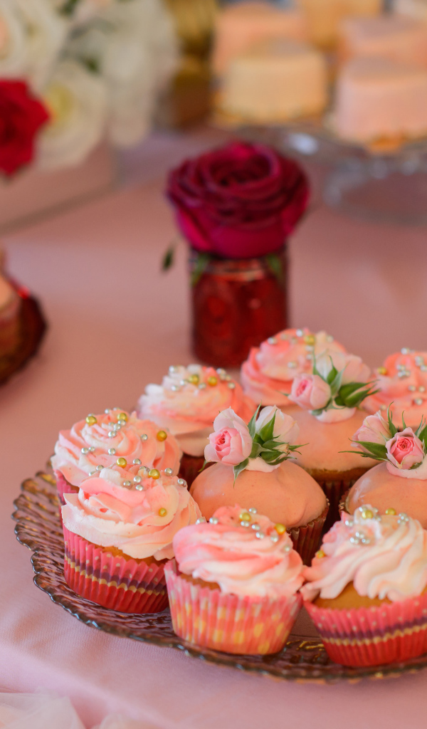 Аппетитные дизайнерские капкейки на столе