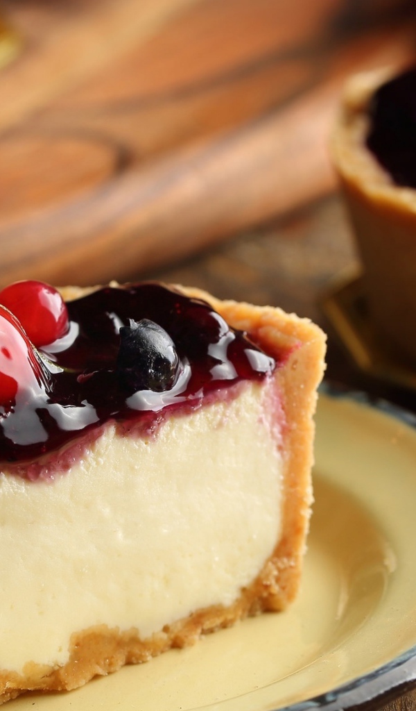 Аппетитный десерт с джемом с ягодами 