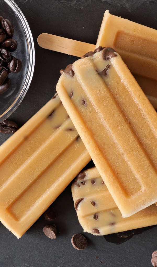 Аппетитное фруктовое мороженое с кофейными зернами