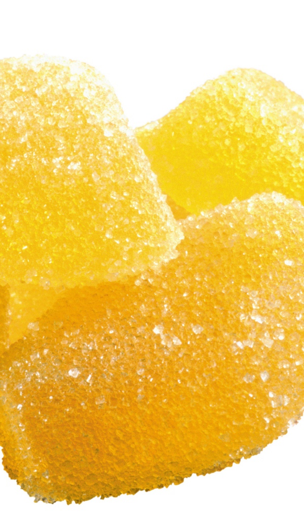 Аппетитный  мармелад в сахаре на белом фоне