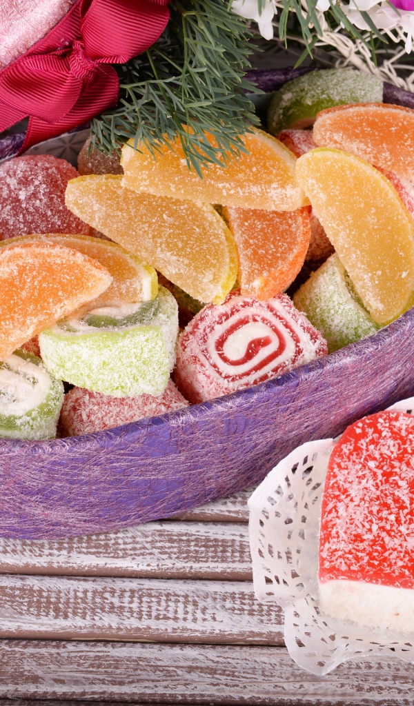 Аппетитные мармеладные конфеты на столе