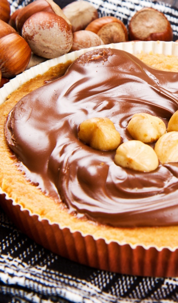 Аппетитный пирог с шоколадной пастой и лесными орехами