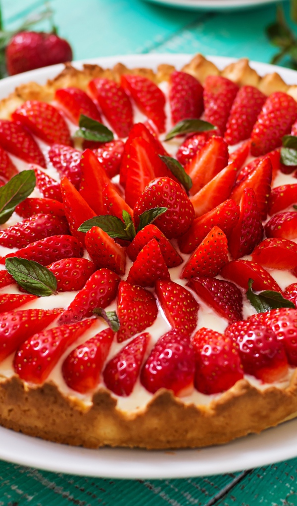 Аппетитный пирог с ягодами клубники  на белом блюде