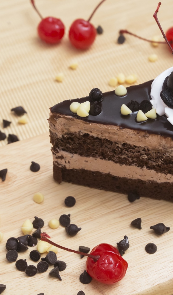 Аппетитный кусок торта с шоколадом и ягодами вишни