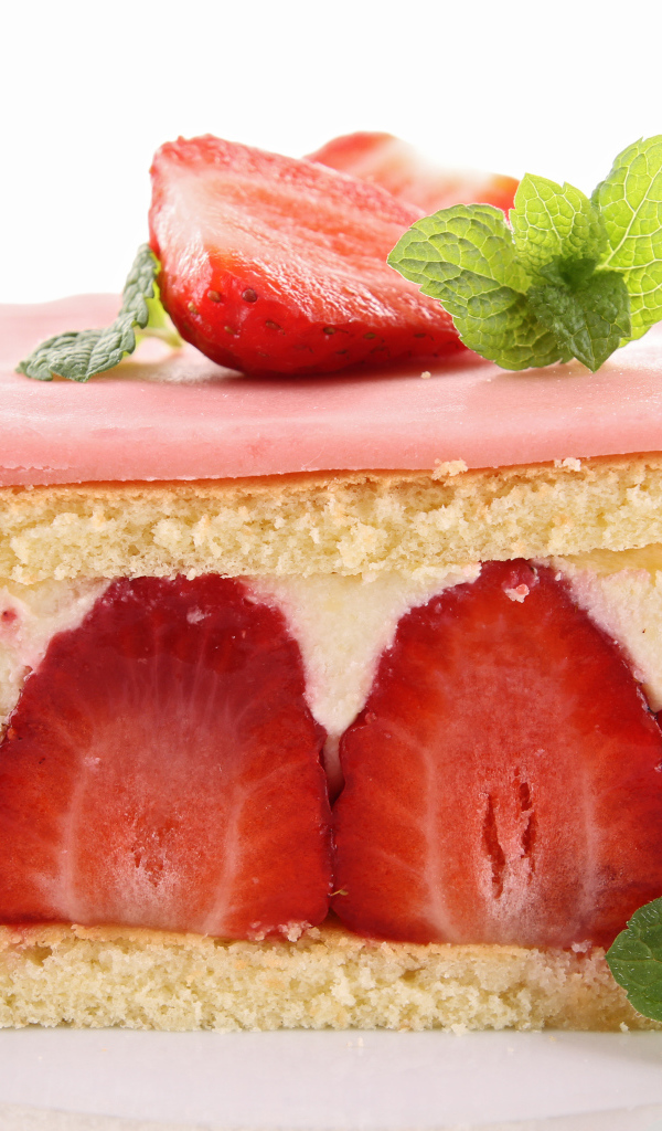 Аппетитный кусок пирога с ягодами клубники и мятой на белом фоне