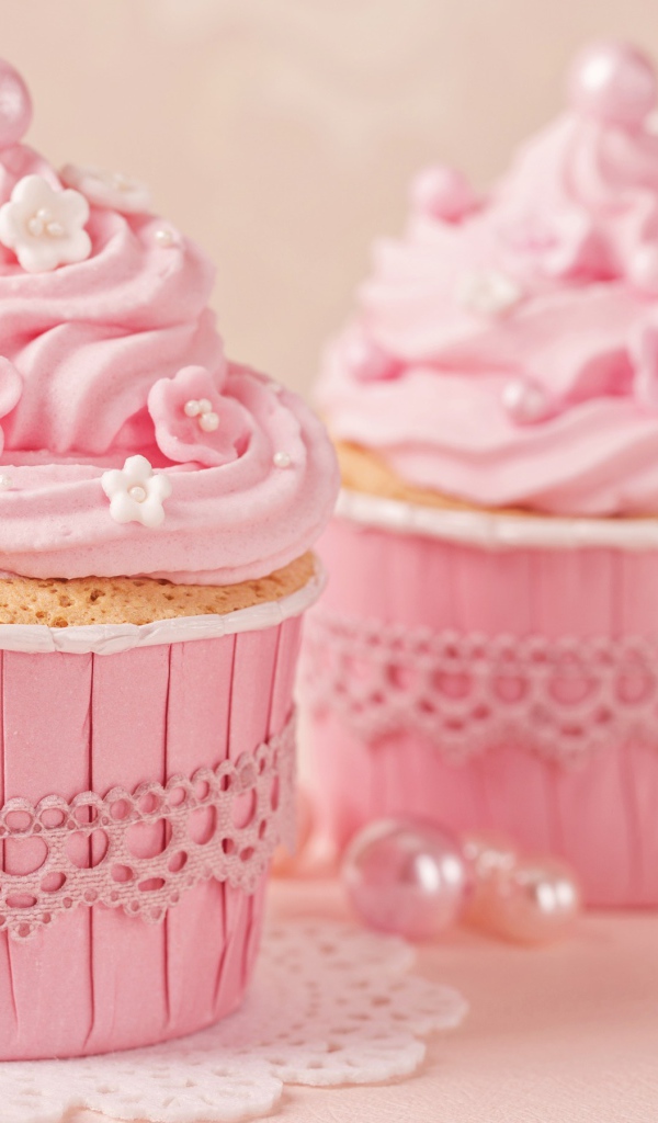 Аппетитные сладкие кексы с розовым кремом 