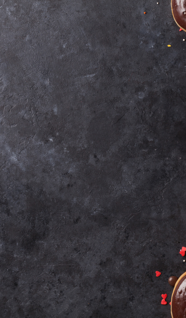 Аппетитные сладкие пончики с кофе на сером фоне