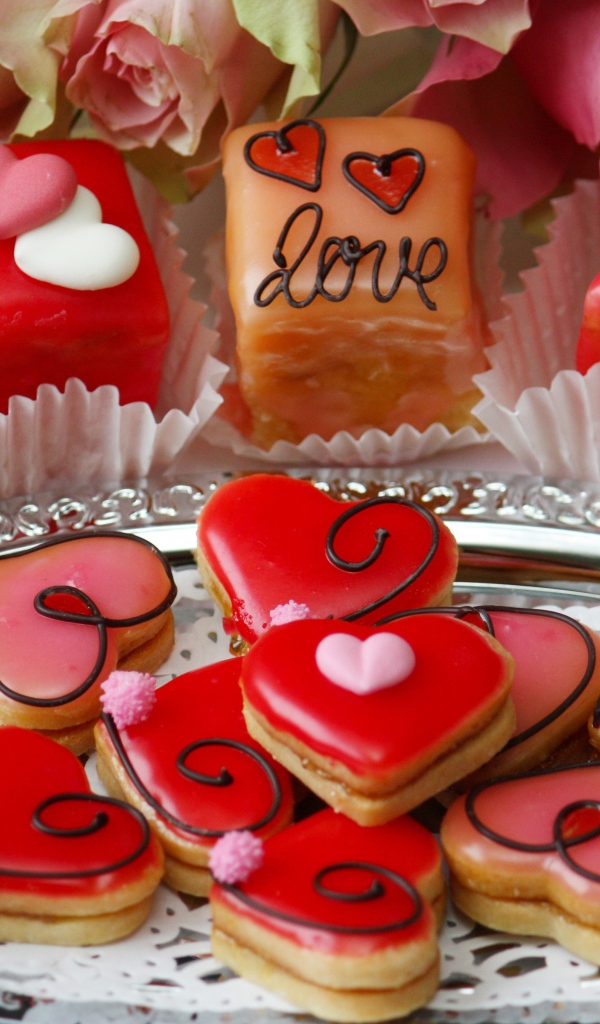 Аппетитное сладкое печенье в форме сердечек