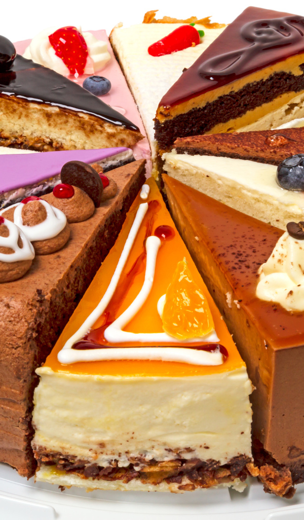 Ассорти из кусков торта на белом фоне