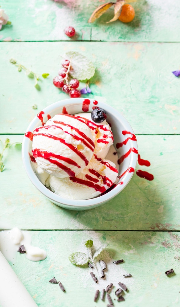 Шарики сливочного мороженого с ягодами и фруктами