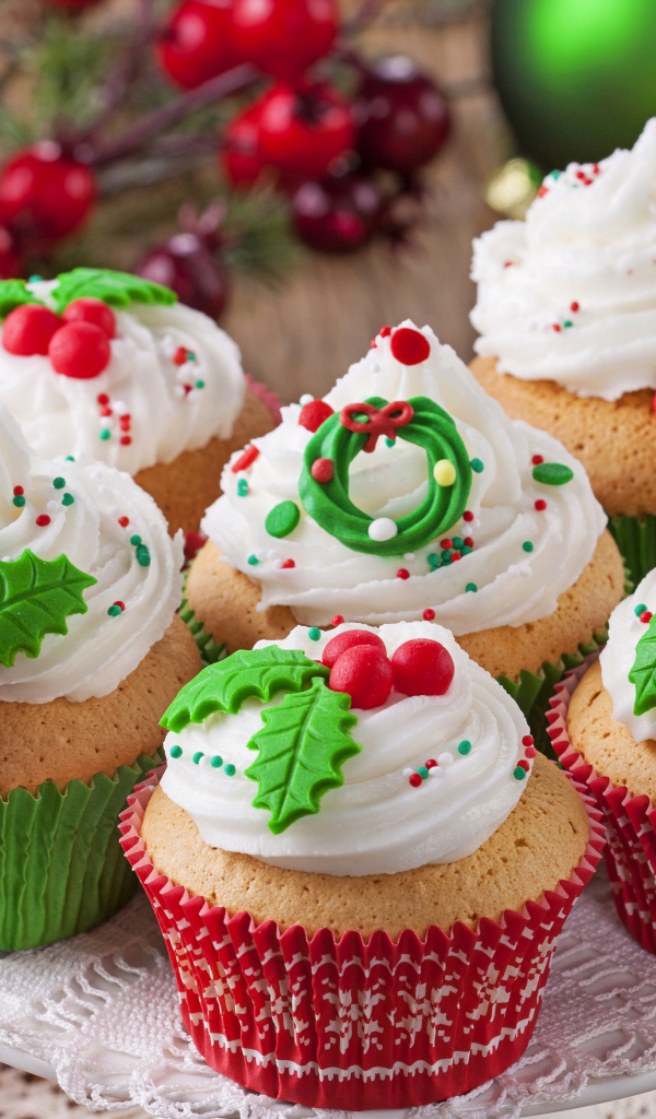 Beautiful Christmas Cupcakes with Cream