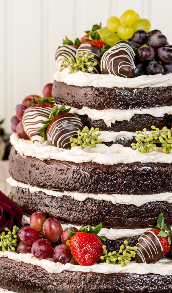 Красивый большой торт с ягодами