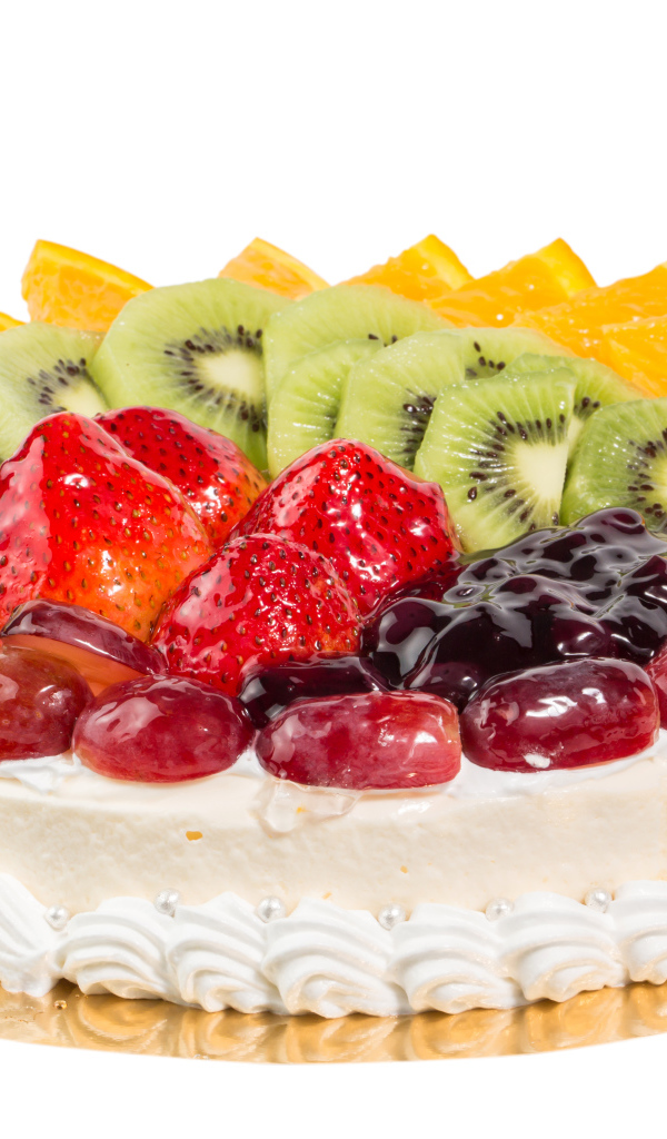 Красивый праздничный торт с ягодами на белом фоне