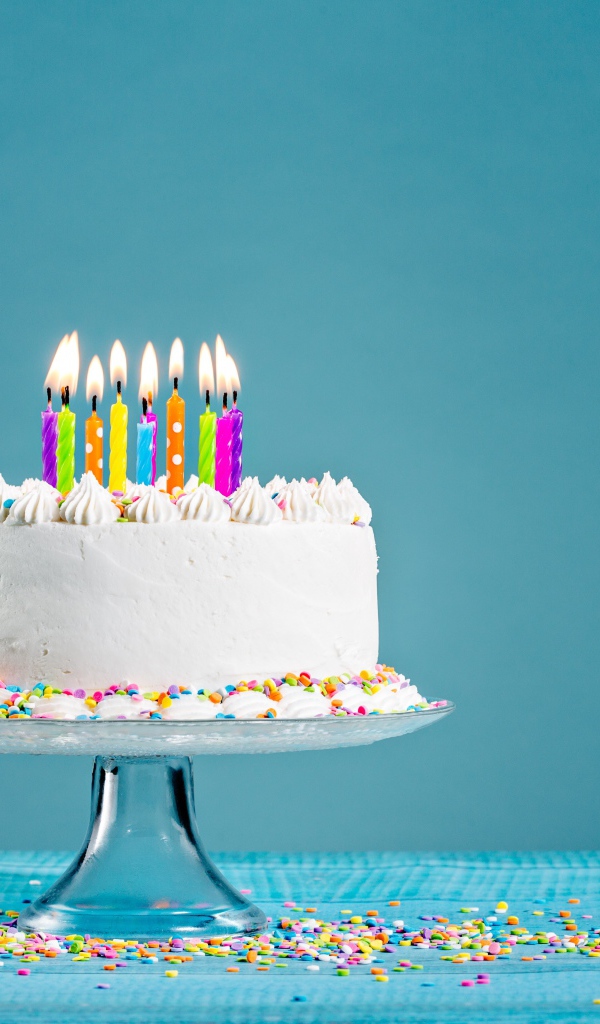 Красивый торт со свечками на день рождения