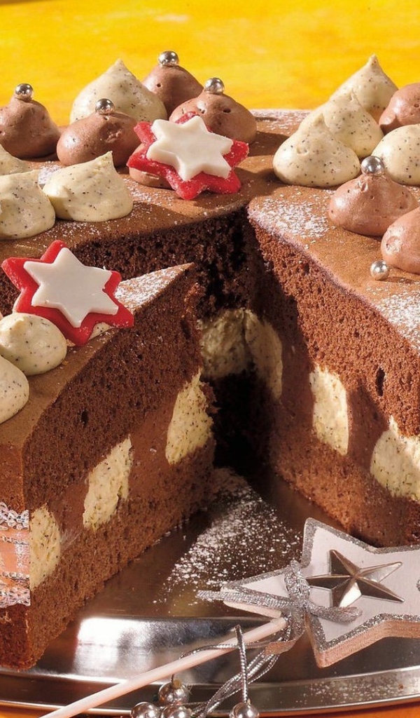 Красивый праздничный торт с кремом на столе с волшебной палочкой