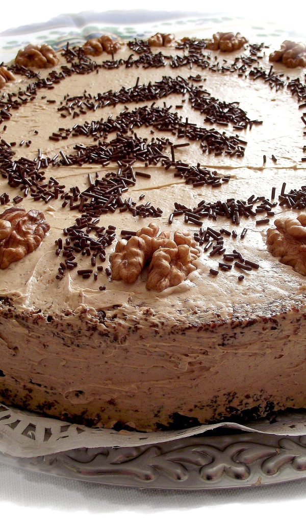 Красивый праздничный торт с грецкими орехами