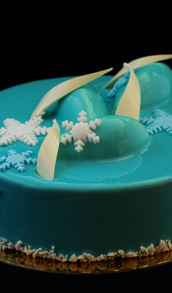 Красивый голубой глянцевый торт со снежинками 