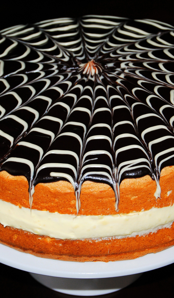 Красивый торт с рисунком на черном фоне