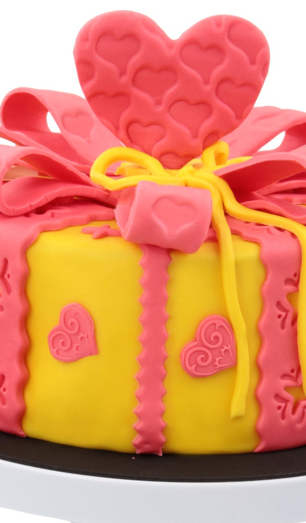 Красивый торт с сердечками из мастики на белом фоне