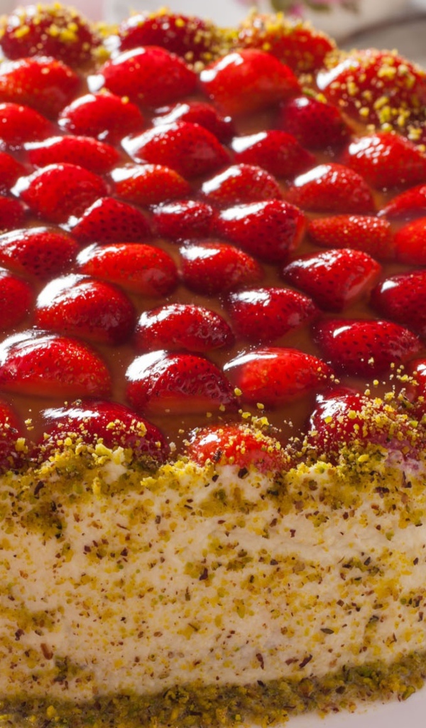 Красивый торт с клубникой 