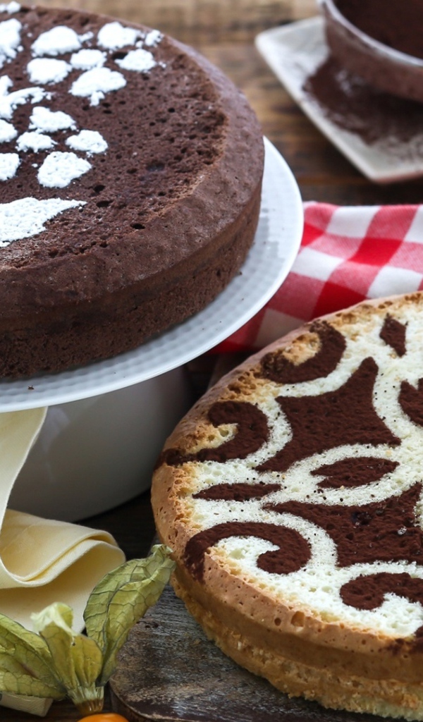 Красивые пироги с рисунком на столе с ягодами