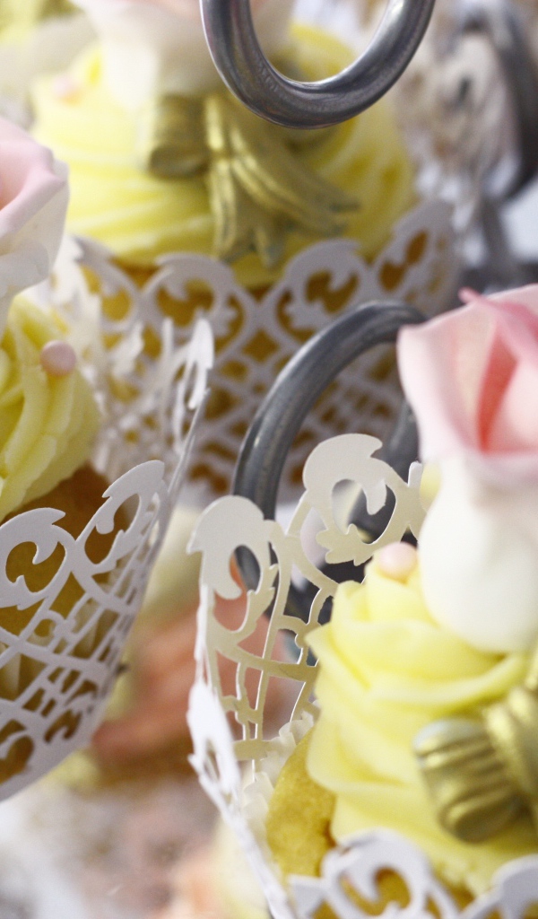 Красивые капкейки с розовыми розами из мастики