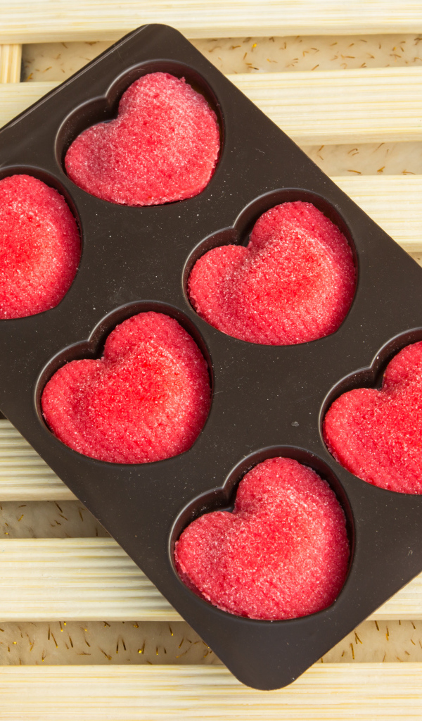 Красивые конфеты в форме красных сердечек