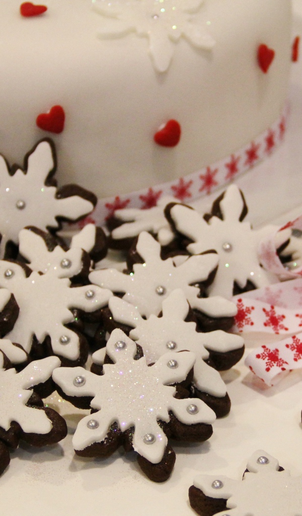 Красивое аппетитное печенье снежинки с глазурью 