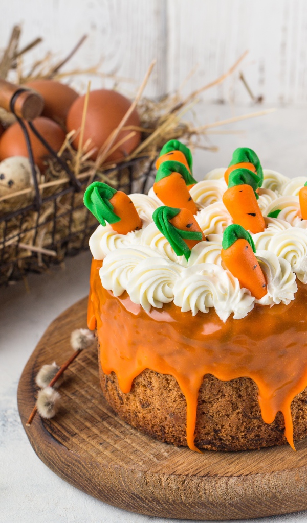 Красивый праздничный кулич с кремом 