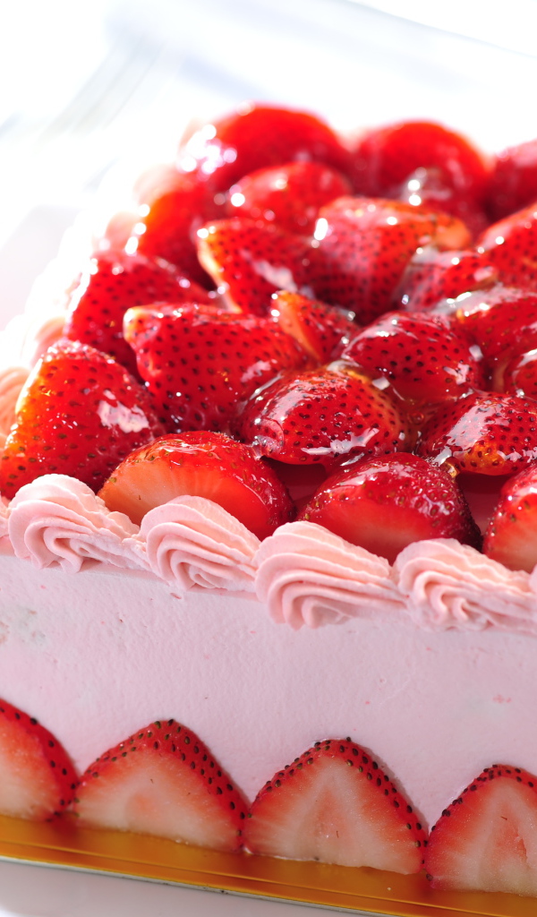 Красивый праздничный торт суфле с клубникой