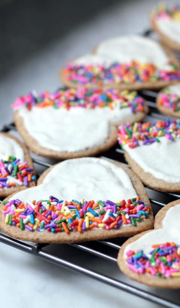 Красивое печенье в форме сердца с сахарной глазурью