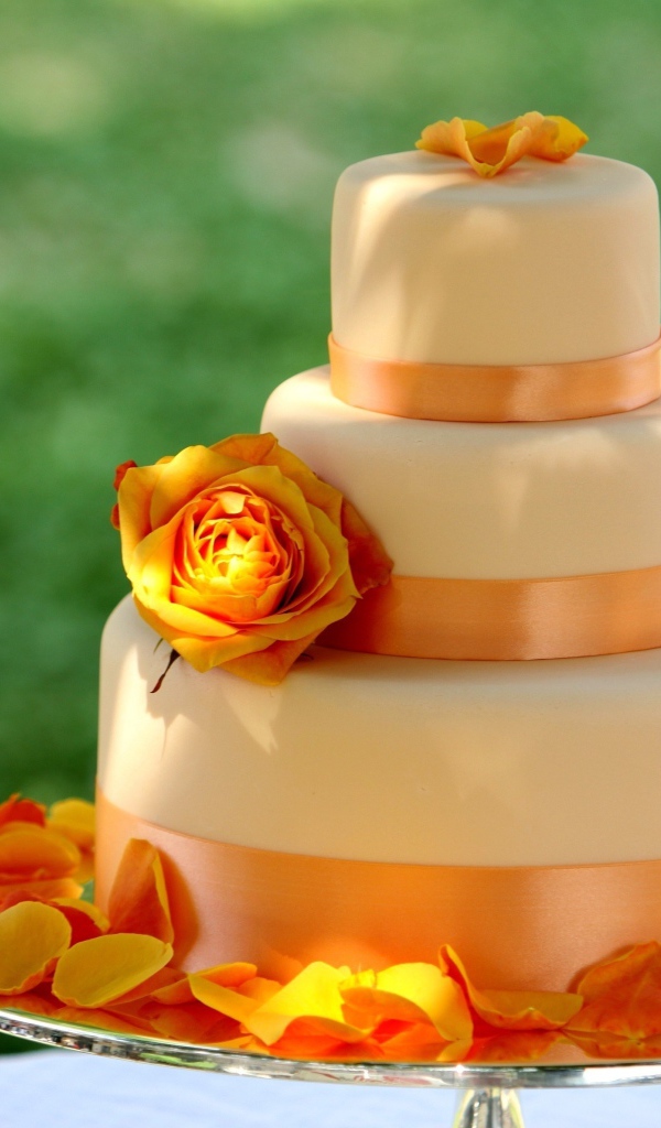 Красивый оранжевый свадебный торт с лепестками розы