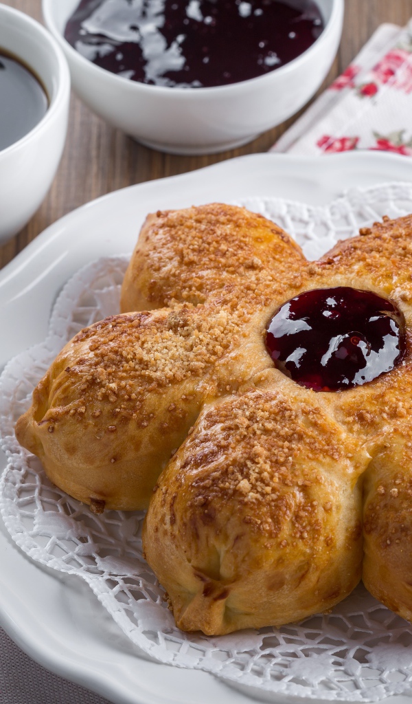 Красивый пирог на столе с чаем