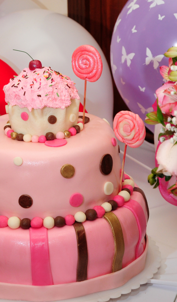 Красивый розовый торт на день рождения с букетом цветов