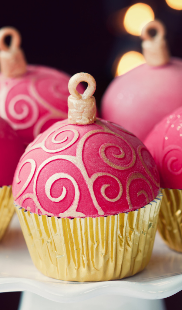 Красивые розовые кексы на Новый год 