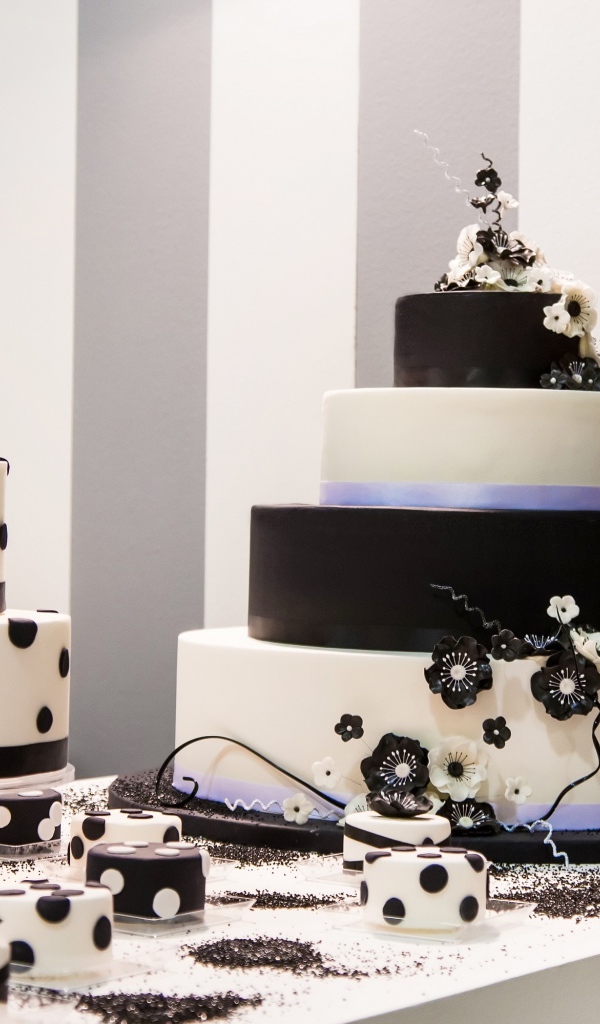Красивый свадебный черно белый торт