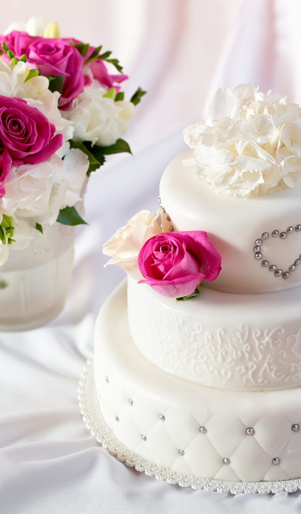 Красивый свадебный торт с букетом цветов на белом фоне