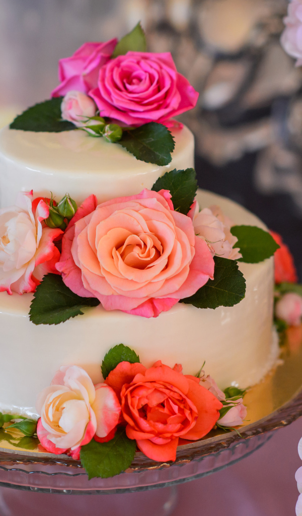 Красивый свадебный торт с розами